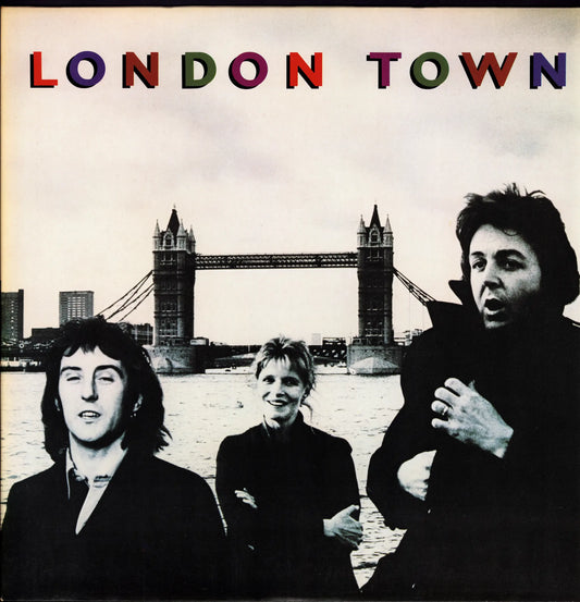 Wings – London Town Vinyl LP Frontcover mit Schwarzweiß-Bandfoto vor der Tower Bridge